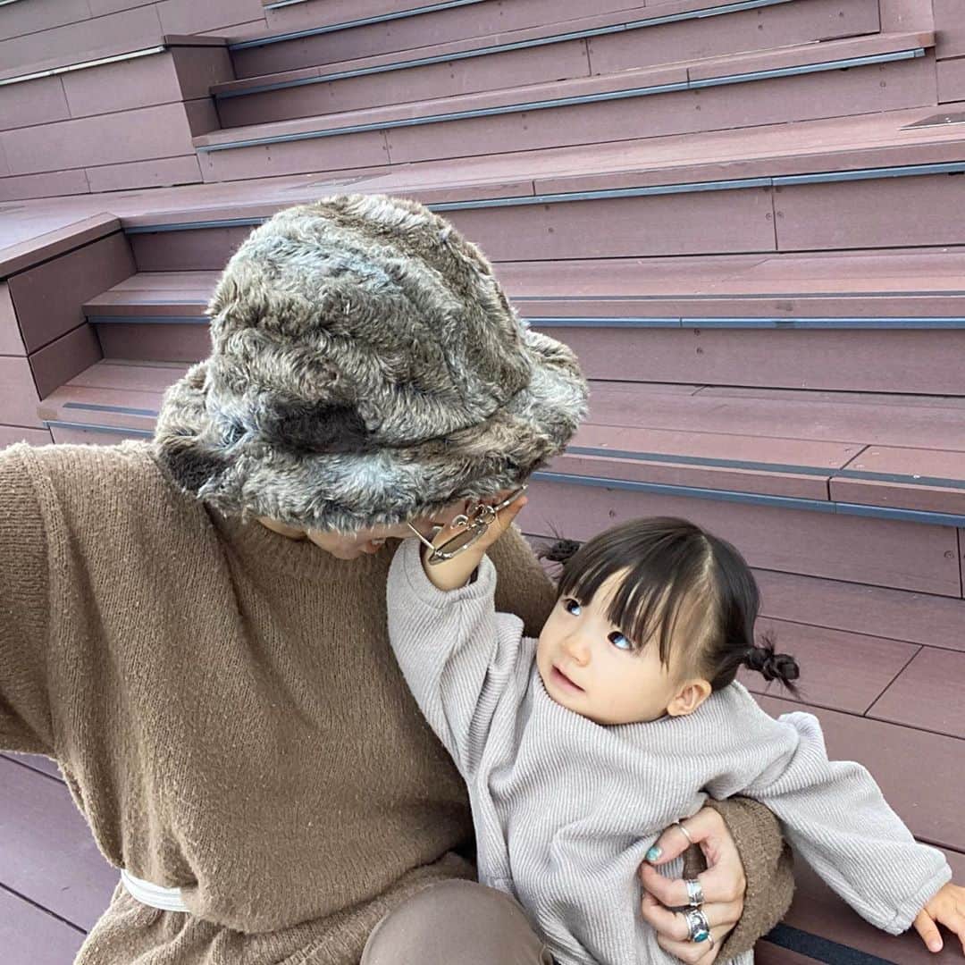 長谷川あやさんのインスタグラム写真 - (長谷川あやInstagram)「👩‍👧👩‍👧👩‍👧#baby#mama#令和ベイビー#生後17ヶ月#1歳#赤ちゃんのいる生活#新米ママ#女の子ママ#小夏のいる生活#152せんちこーで ・ ・ ・ お散歩日和だった1日〜😌✌️💓 （毎日こんなお天気だと助かるのですが💭） ・ おちびに眼鏡、サングラス、マスクを 常にはぎとられながら生活する日々、、、 最近ガムテープで固定しようかなと本気で思い始めてます！笑」10月20日 17時47分 - ayasuke_0516