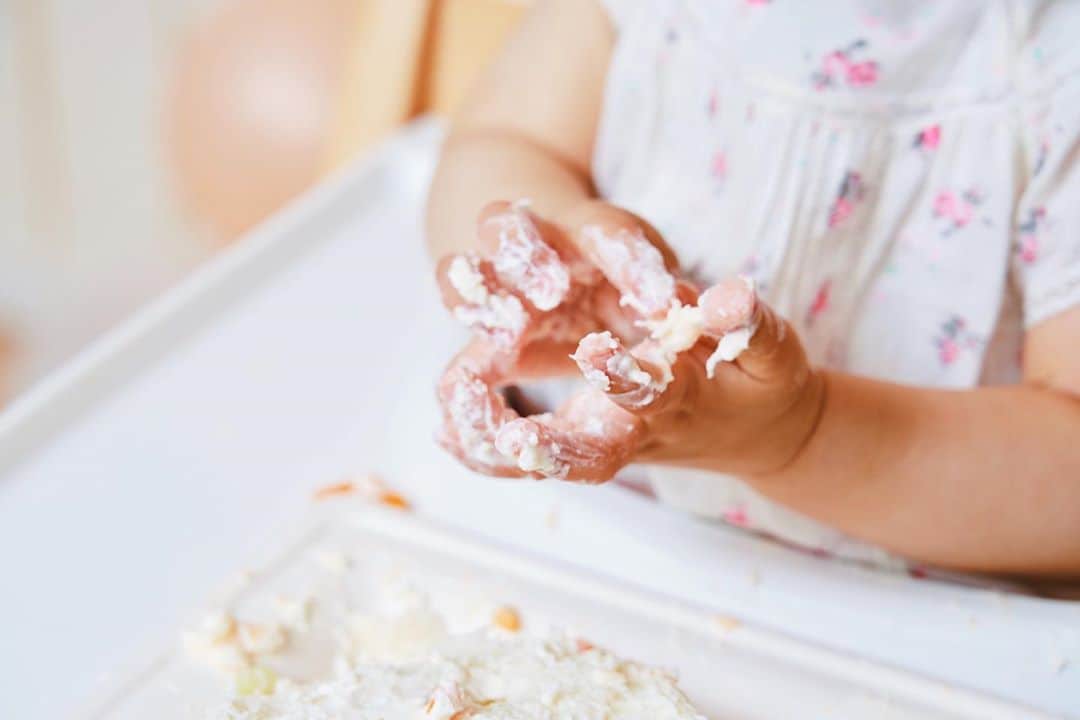 水嶋ヒロのインスタグラム：「次女が1歳に 初めての言葉は「ぱぁぱ」 嬉しくてさ😊 もう1年かぁ‥ 愛してるよ 誕生日おめでとう🎉  Happy 1st Birthday to my little angel who shows me what life’s about everyday. So thankful to be your dad. Love u so much! #seconddaughter #firstbirthday」