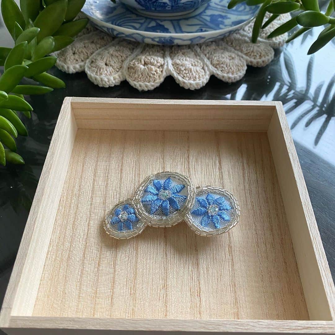 城之内早苗のインスタグラム：「髪飾り  レースに刺繍 by福袋② 装飾する事が好きなんですね🥰 デザインする想像力は無い✌️🤣 また一つ自分発見！ 人生、ずーっと自分探しです😆  「貴女らしく」 はい！私らしく頑張って参ります🤣 笑顔を忘れずに😊  #ハンドメイド#手芸#レースに刺繍#福袋#髪飾り#和風髪飾り#素人仕事#城之内早苗」