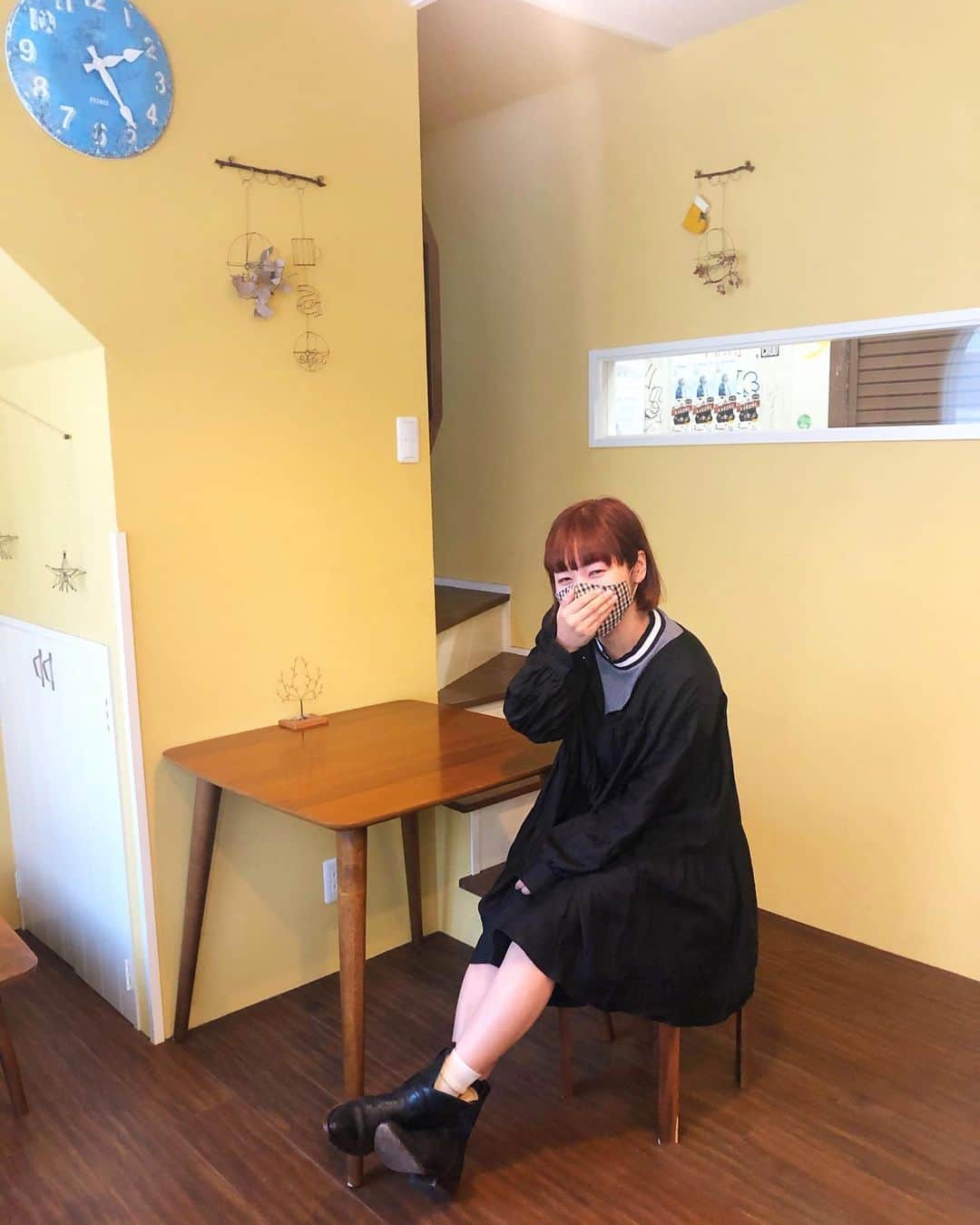 近藤夏子さんのインスタグラム写真 - (近藤夏子Instagram)「もうね、もうね、たまんなくなって、行っちゃいましたよ🥯✨ たまんなくて、笑いこらえられてない写真📷笑笑 私が出会ったベーグルの中で1番おいしいベーグルを作っている💓 a bakery @makiko.a_bakery 🏡 もうすぐなくなっちゃう、神戸元町高架下にある可愛いお店💕 ここの店主姉妹が私のライブに来てくれたり、ラジオにメールくれたり、いつも応援してくれていて、、 以前差し入れでいただいたベーグルの味が本当に忘れられなくて、ね❤️ 他で食べてもなんか違うのよぉぉぉ。 @makiko.a_bakery のが、いいのよぉぉぉぉ。 1人で食べるくせに大量GET😍 すでにここから4個はお腹の中だけど。笑笑 冷凍保存して、たんまり楽しみます☺️✨ 元気で可愛くて優しい姉妹さんに感謝です💖 次はどのお味をいただこうかなぁ🤤 (あ、MBS ミント @mbs_mint でも紹介されてたよっ💕) #ベーグル #ベーグル専門店 #a_bakery #神戸元町高架下 #モトコー #手作りベーグル #夏子族 #可愛いお店 #旦那様が作ってくれたお店なんだって #素敵やん #行列必須 #売り切れ御免 #めちゃくちゃおいしいよ」10月20日 17時50分 - kondonatsuko