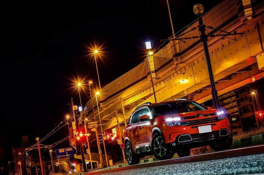 CITROEN JP Officialさんのインスタグラム写真 - (CITROEN JP OfficialInstagram)「インダストリアルな夜の景色に溶け込む真紅のC5 AIRCROSS SUV。  @thunderbird0420さん、素敵な写真をありがとうございます。  #citroenjp とともにシトロエンの写真／イラストを投稿いただくと、公式アカウントよりリポストさせていただくことがございます。 #InspiredbyFans」10月20日 18時00分 - citroen_jp