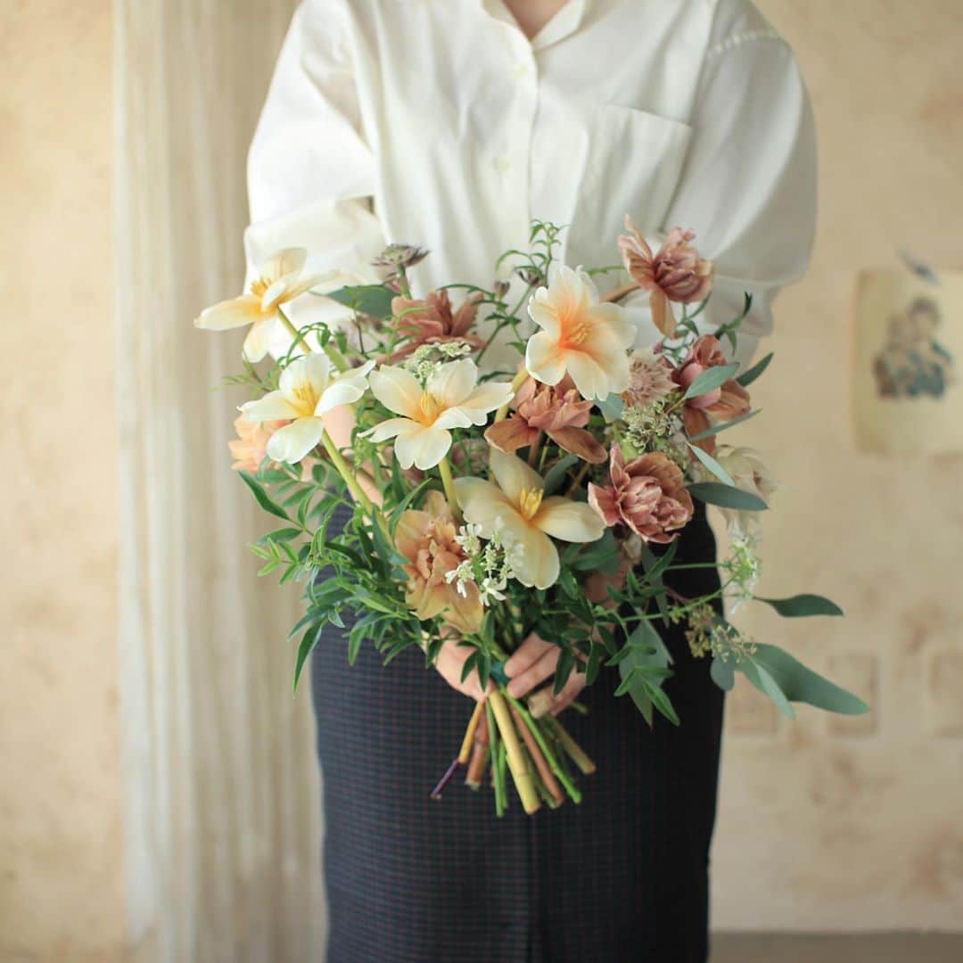플로리스트 김애진(케이라플레르)さんのインスタグラム写真 - (플로리스트 김애진(케이라플레르)Instagram)「✔️#케이라기초반 simple flower design 🧡 튤립위주로 구성해봤어요.  ⠀ ⠀ ⠀ ⠀ www.keira.kr ⠀ ⠀ 수업문의 -수업 중에는 통화가 어렵습니다. 문의는 카톡(riry20), dm 주세요  ⠀ ⠀ 🏷 @keirafleurshop 👈🏻 선생님 데몬 판매, 예약 꽃주문은 샵계정으로 문의주세요!  ⠀ ⠀ ⠀」10月20日 18時00分 - keirafleur