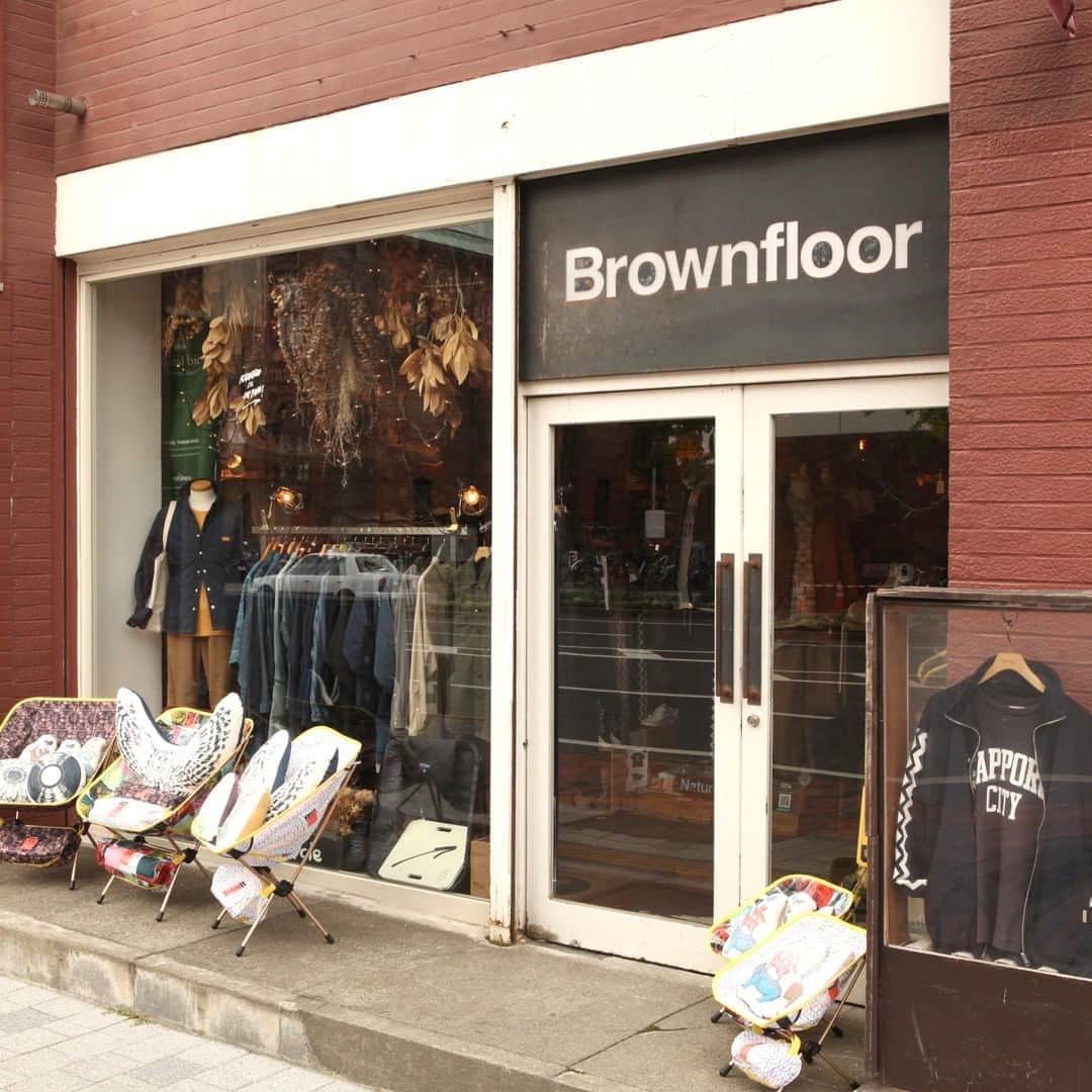 のインスタグラム：「北海道のセレクトショップ  Brownfloor clothing  こちらの店舗には今季の新作モデルが入荷中！ シューズ以外にも国内外でセレクトされたウエアやグッズなどが多数展開中です。  ONLINE SHOPも同時展開しておりますので、ぜひ！  Brownfloor clothing https://www.brownfloor.jp/  www.rfwtokyo.com  #rfw #rfwtokyo #rhythmfootwear #sneaker #sneakers #kicks #instashoes #instakicks #sneakerhead #sneakerheads #nicekicks #sneakerfreak #kickstagram #2020aw #autumn #winter #brownfloor #brownfloorclothing #hokkaido #sapporo #北海道 #札幌」