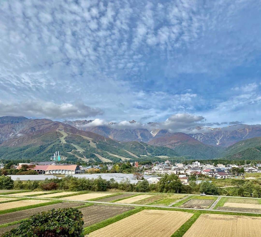 西谷綾子さんのインスタグラム写真 - (西谷綾子Instagram)「⛰🍂 10/18(日)白馬国際トレイルラン 応援に行ってきました✨☺️  大会に関わる全ての皆様の熱い想いが伝わり 天気も味方に☀️ 最高の景色を見ながら🏔🍁  笑顔で駆け抜けるランナーの皆さん とてもカッコ良く美しかった✨🏃‍♂️🏃‍♀️  大会関係者の皆様のおかげで 最高に楽しい1日になりました💓  #白馬国際トレイルラン #長野 #白馬 #白馬村 #自然が好き #白馬三山 #北アルプス  #自然 #紅葉 #hakuba #japan #trailrunning #walking #natural #mountain #trail」10月20日 18時00分 - ayako.nishitani