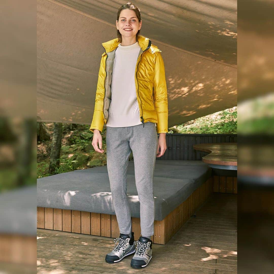 ミズノプラスミー のインスタグラム：「. シルエットにこだわった、 スポーティーなダウンジャケットスタイル。 . バランスのとれたダウンジャケットのスタイリング は インナーのシルエットがポイント。 セーターの袖と前身頃にあしらったケーブル編みと サイドスリットで、ゴワゴワ感のないスッキリした印象に。 発熱素材"ブレスサー モ"を使用しているので、 室内では一枚で十分な温かさです。  . ダウンジャケット［B2ME0751 45］¥23,100 セーター［B2JC0861 02］¥14,300 シャツ［B2MA0742 02］¥7,150 パンツ［B2MF0715 05］¥12,100 シューズ［B1GA1803 03］¥8,580」