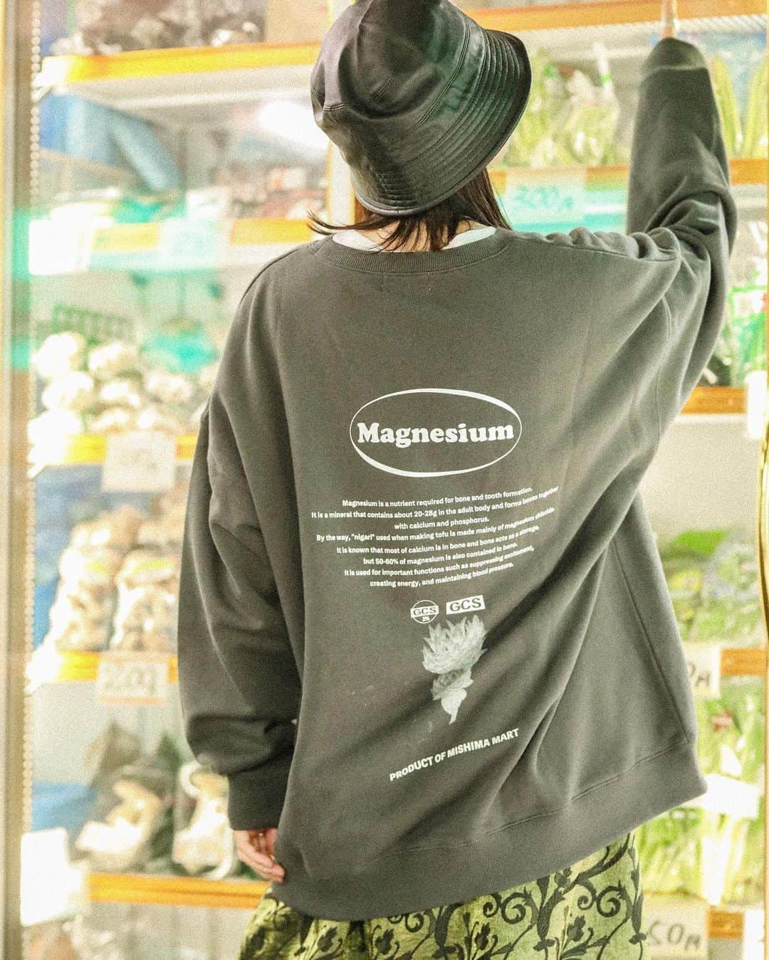のインスタグラム：「〈 #JSでしか買えないモノ〉 の中でも、﻿人気の『MISHIMA MART』を徹底解剖！﻿ 映像と併せ、ブランドの世界観を、ぜひご覧下さい！﻿ ﻿ SKINが手掛ける架空のスーパーマーケット。﻿ 365日休まずどこかでやっている、﻿ とても良いスーパーマーケットがオープンしました。﻿ ﻿ MISHIMA MARTで販売しているオリジナルグッズとして、今回はクルーネックスウェットとパーカーをご用意。﻿ ﻿ バックプリントに、原料と効能の説明が書かれている﻿ サプリメントシリーズや、お客様に感謝を綴ったデザイン等、ブランドらしいユニークな内容となっております。﻿ ﻿ ■【Mishima Mart 】supple スウェットクルーネック﻿ NO.20070600981030﻿ ¥6,000+TAX ﻿ ■【Mishima Mart 】 SUPER WELCOME スウェット﻿ NO.20070600983030﻿ ¥6,000+TAX ﻿ ■【Mishima Mart 】supple スウェットパーカー﻿ NO.20070600982030﻿ ¥7,000+TAX ﻿ ﻿ 【入荷店】﻿ JOURNAL STANDARD Men's 店舗﻿ ベイクルーズストア﻿ ※商品のお問い合わせに関しましては、﻿ お近くの展開店舗までお申し付けくださいませ。﻿ ﻿ -------------------------------﻿ ﻿ 【Follow Me !!!】﻿ JOURNAL STANDARD 一部店舗にて﻿ オフィシャルinstagram 日々更新中‼︎﻿ ﻿ -------------------------------﻿ ﻿ @mishimamrtampm3﻿ @skinwrapsaroundtheworld﻿ @harmony_genztyer ﻿ @baycrews﻿ ﻿ #journalstandard﻿ #baycrews﻿ #fashion﻿ #20aw﻿ #mens ﻿ #ジャーナルスタンダード﻿ #ベイクルーズ﻿ #スウェット ﻿ #SWEAT﻿ #PARKA﻿ #パーカー﻿ #mishimamart﻿ #三島マート﻿ #ミシママート」