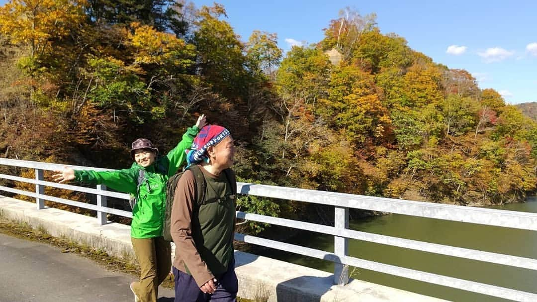 鈴木貴子さんのインスタグラム写真 - (鈴木貴子Instagram)「今年も白糠にて 庶路ダムをぐるっとめぐる紅葉ウォークに参加してきました。  絶好のウォーキング日和となり、 多くの皆さんと紅葉を愛でながら、13キロちょっとの ウォーキングも最後まで楽しむことができました🍁  ちなみに、 今年は6才から86才の参加ということでした。  私も最初に参加したのは、4,5年前だったかと思うのですが、 その時はみんなで紅葉をバックに写真を撮ったり 持ってきたチョコレートや飴をシェアしたりと ハイキングに近い感じでした。  今回は、みなさんもくもくと歩かれている方が多くて びっくり！(笑)  それでも、紅葉がきれいないわゆる“写真スポット”では お互いに声をかけながら写真撮影を楽しんだり🎵  コロナもあってなんとなく鬱々とした、時間も長かったのではないでしょうか？ このウォーキング、紅葉のおかげで、 目線を遠くに、そして抜けるような青空と紅葉のコントラストを 文字通り見上げながら楽しむことができたことと思います。  ウォーキングイベントに参加すると、 やっぱり歩き続けるためには、時には振り返ってみたり 上を見上げてみたり、立ち止まってみたりが、 大切なんだなーーーと実感するものです。  来年はぜひ、みなさん私と一緒に参加されませんか？？ みんなでお揃いのTシャツつくっちゃう？？！」10月20日 17時57分 - _takako.suzuki_