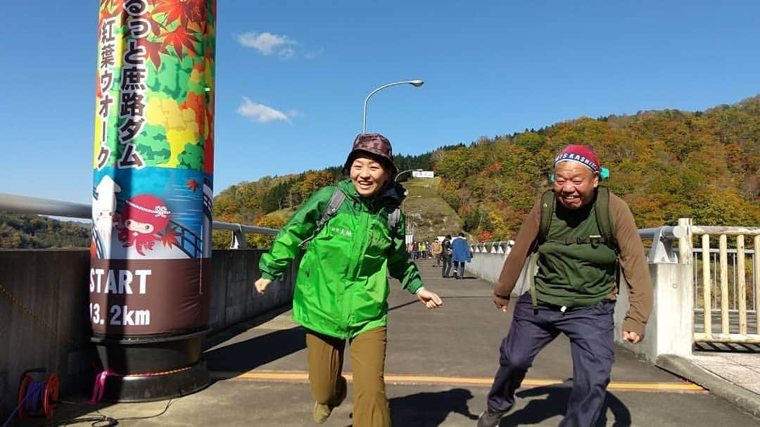 鈴木貴子さんのインスタグラム写真 - (鈴木貴子Instagram)「今年も白糠にて 庶路ダムをぐるっとめぐる紅葉ウォークに参加してきました。  絶好のウォーキング日和となり、 多くの皆さんと紅葉を愛でながら、13キロちょっとの ウォーキングも最後まで楽しむことができました🍁  ちなみに、 今年は6才から86才の参加ということでした。  私も最初に参加したのは、4,5年前だったかと思うのですが、 その時はみんなで紅葉をバックに写真を撮ったり 持ってきたチョコレートや飴をシェアしたりと ハイキングに近い感じでした。  今回は、みなさんもくもくと歩かれている方が多くて びっくり！(笑)  それでも、紅葉がきれいないわゆる“写真スポット”では お互いに声をかけながら写真撮影を楽しんだり🎵  コロナもあってなんとなく鬱々とした、時間も長かったのではないでしょうか？ このウォーキング、紅葉のおかげで、 目線を遠くに、そして抜けるような青空と紅葉のコントラストを 文字通り見上げながら楽しむことができたことと思います。  ウォーキングイベントに参加すると、 やっぱり歩き続けるためには、時には振り返ってみたり 上を見上げてみたり、立ち止まってみたりが、 大切なんだなーーーと実感するものです。  来年はぜひ、みなさん私と一緒に参加されませんか？？ みんなでお揃いのTシャツつくっちゃう？？！」10月20日 17時57分 - _takako.suzuki_