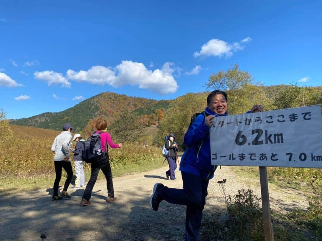 鈴木貴子さんのインスタグラム写真 - (鈴木貴子Instagram)「今年も白糠にて 庶路ダムをぐるっとめぐる紅葉ウォークに参加してきました。  絶好のウォーキング日和となり、 多くの皆さんと紅葉を愛でながら、13キロちょっとの ウォーキングも最後まで楽しむことができました🍁  ちなみに、 今年は6才から86才の参加ということでした。  私も最初に参加したのは、4,5年前だったかと思うのですが、 その時はみんなで紅葉をバックに写真を撮ったり 持ってきたチョコレートや飴をシェアしたりと ハイキングに近い感じでした。  今回は、みなさんもくもくと歩かれている方が多くて びっくり！(笑)  それでも、紅葉がきれいないわゆる“写真スポット”では お互いに声をかけながら写真撮影を楽しんだり🎵  コロナもあってなんとなく鬱々とした、時間も長かったのではないでしょうか？ このウォーキング、紅葉のおかげで、 目線を遠くに、そして抜けるような青空と紅葉のコントラストを 文字通り見上げながら楽しむことができたことと思います。  ウォーキングイベントに参加すると、 やっぱり歩き続けるためには、時には振り返ってみたり 上を見上げてみたり、立ち止まってみたりが、 大切なんだなーーーと実感するものです。  来年はぜひ、みなさん私と一緒に参加されませんか？？ みんなでお揃いのTシャツつくっちゃう？？！」10月20日 17時57分 - _takako.suzuki_