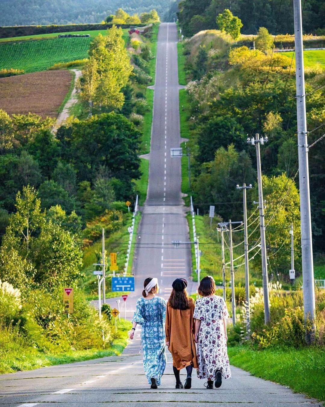 タビジョのインスタグラム：「タビジョのみなさんこんにちは🤗 東京は久々の晴天で秋の空が楽しめましたね🍁 みなさんのお家近くはどうですか😊？  本日も@tabi_jyoではいつか行きたい国内・海外スポットをご紹介💁🏻‍♀️💕 ＊＊＊＊ 📸@world.traveler.yuki 🚩北海道「ジェットコースターの道」 ＊＊＊＊＊＊ 🔻こんなお写真募集中🔻 ・私の地元にこんな素敵なスポットがあるよ📷 落ち着いたら是非遊びに来て欲しい🥺💕 ・以前訪れた私のおすすめスポット、タビジョのみんなにシェアしたい😊 など #タビジョ #tabijyomap_japan をタグ付けして投稿してね😉」