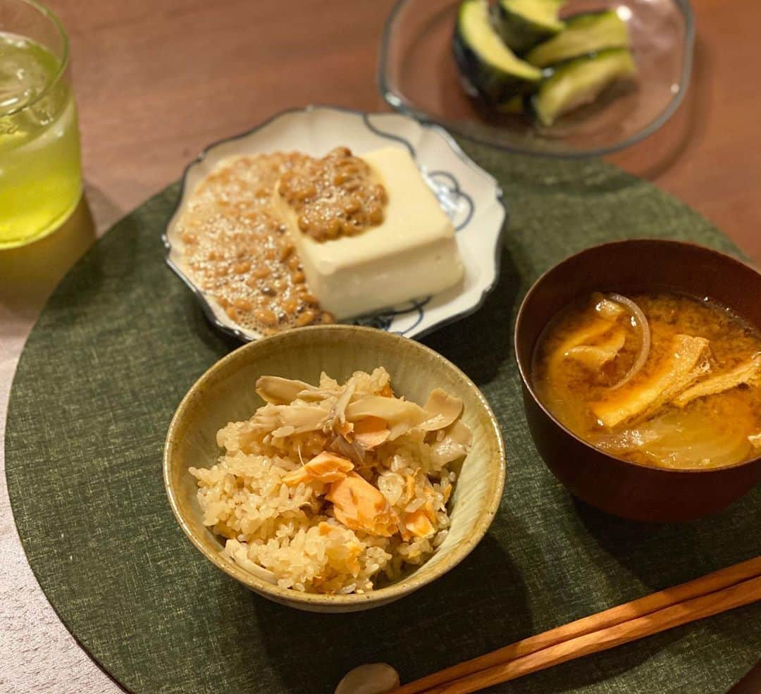 佐藤晴美さんのインスタグラム写真 - (佐藤晴美Instagram)「やはり、ご飯と味噌汁。 土鍋で秋鮭と舞茸とエリンギの炊き込みご飯🍂 揚げと玉ねぎの味噌汁。 #おうちご飯 #はるみん食堂」10月20日 17時57分 - sato_harumi__official