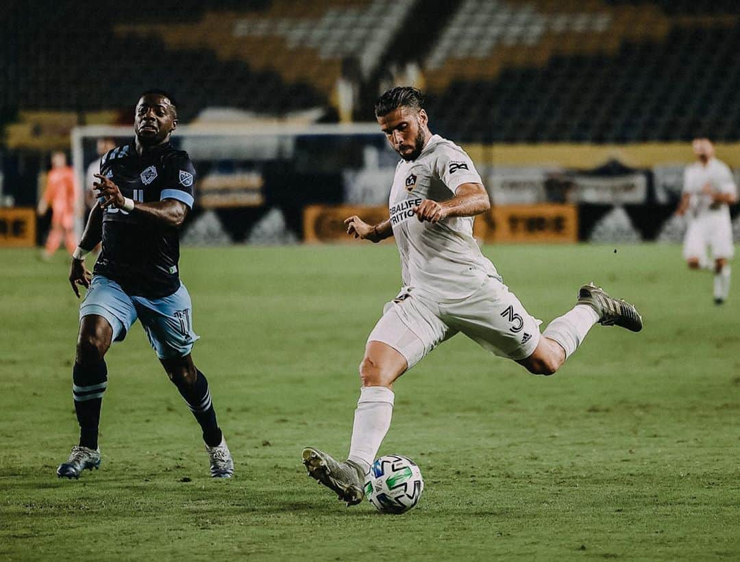 エミリアーノ・インスアさんのインスタグラム写真 - (エミリアーノ・インスアInstagram)「Trabajo, compromiso y esfuerzo, nunca se negocian! Vamos @lagalaxy Carajo 💙🤍💛」10月21日 4時49分 - emilianoinsua