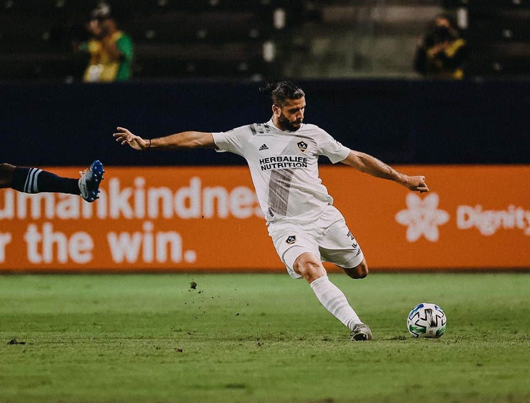 エミリアーノ・インスアのインスタグラム：「Trabajo, compromiso y esfuerzo, nunca se negocian! Vamos @lagalaxy Carajo 💙🤍💛」