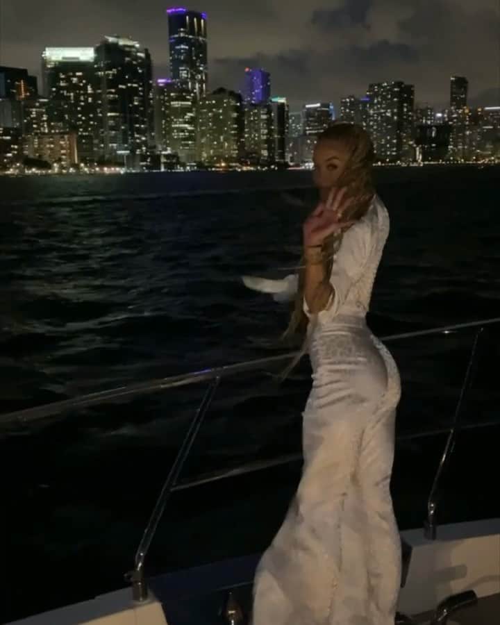 ジャスミン・サンダースのインスタグラム：「I’m falling in love with Miami 🤍」
