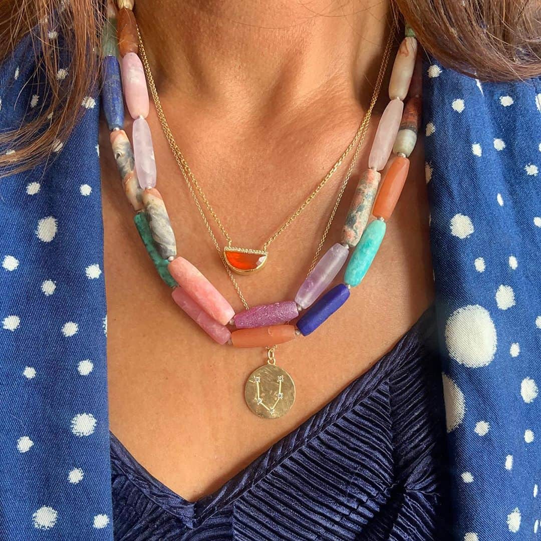 のインスタグラム：「@leelandexpress making the jewels shine bright 💎🌈💕✨ #piscesgirl #honedgemstonebeads #fireopal #iniquegems」