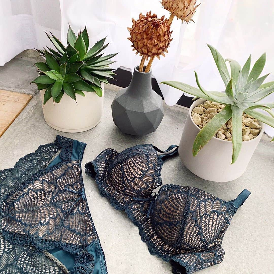 ブラデリスさんのインスタグラム写真 - (ブラデリスInstagram)「The elegant Ivy scoop bra features eco-friendly lace and its plush, soft cups gently enhance your silhouette. This sustainable beauty is the real deal. #bradelisny #lingerieaddict #ecofriendlyfashion #sustainablefashion」10月21日 3時30分 - bradelisny