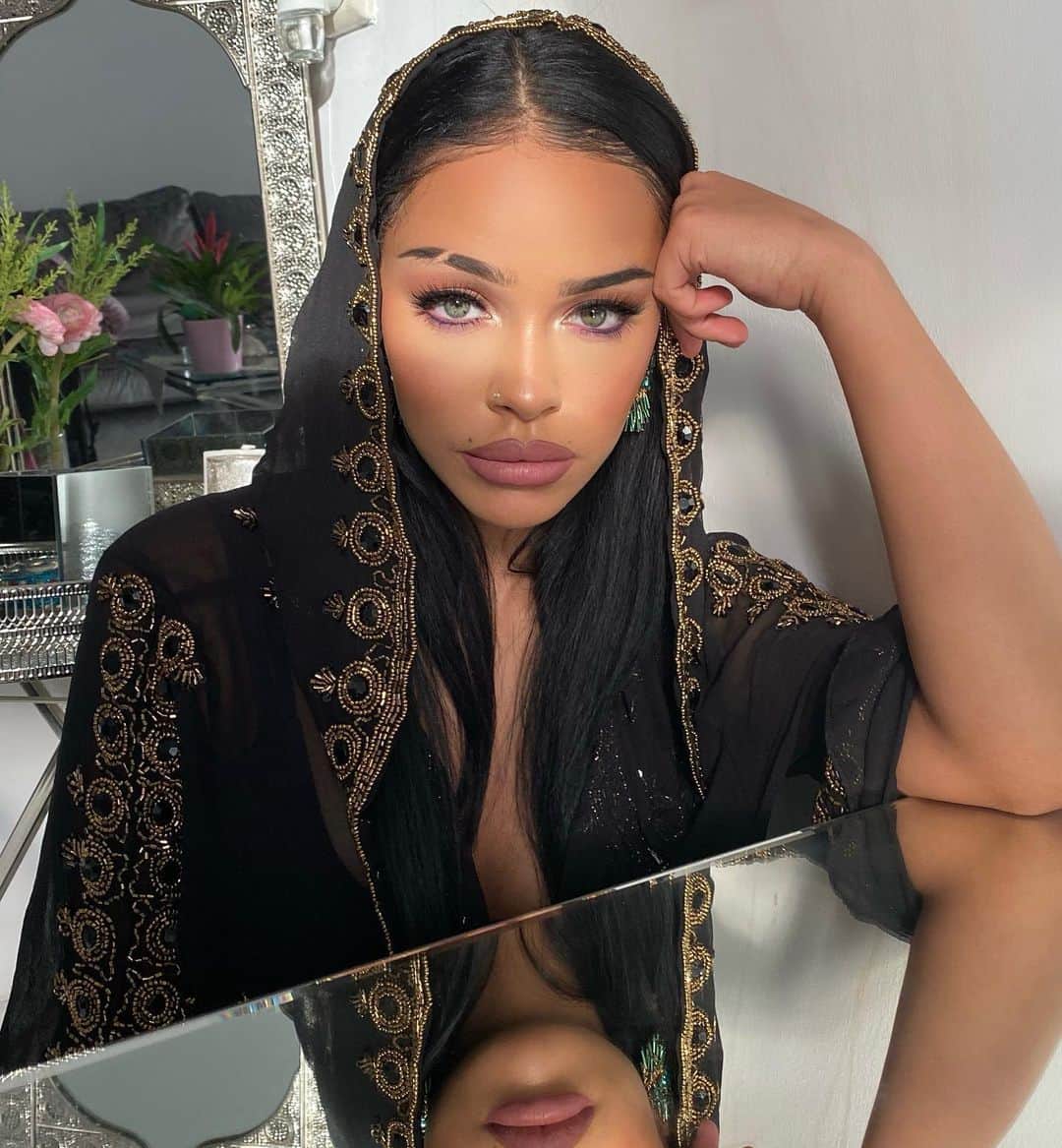 のインスタグラム：「Thank you 2 @makeupfreakhajar 🖤  Wearing @hudabeauty 🤍」