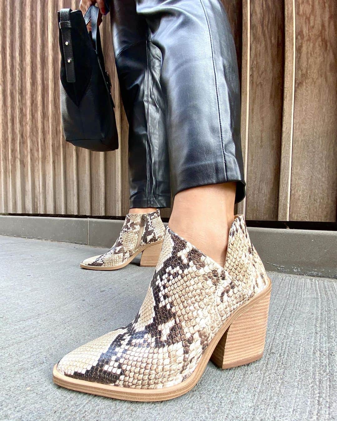 のインスタグラム：「Weekday Wardrobe Staple: Grendan Block-Heel Bootie. #vincecamuto #fall2020 #booties」