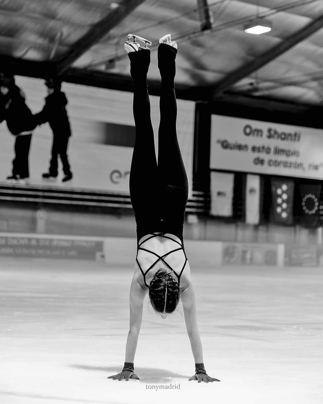 ソニア・ラフエンテさんのインスタグラム写真 - (ソニア・ラフエンテInstagram)「Vivimos en un mundo al revés 🖤🌍 . . .  #tb #photo #elmundoalreves #ice #handstand #athlete」10月21日 3時46分 - sonia_lafuente