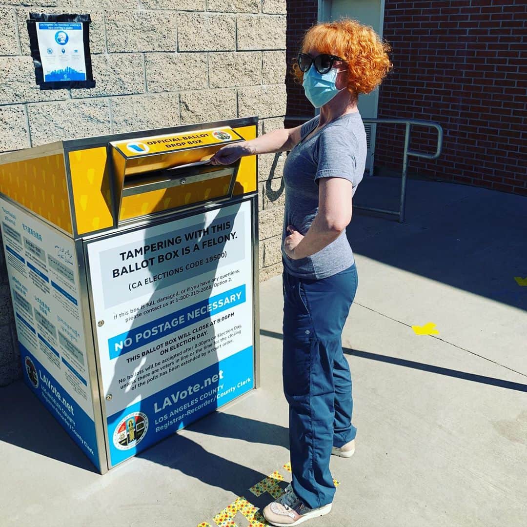 キャシー・グリフィンのインスタグラム：「#vote #earlyvoting #votedemocrat」