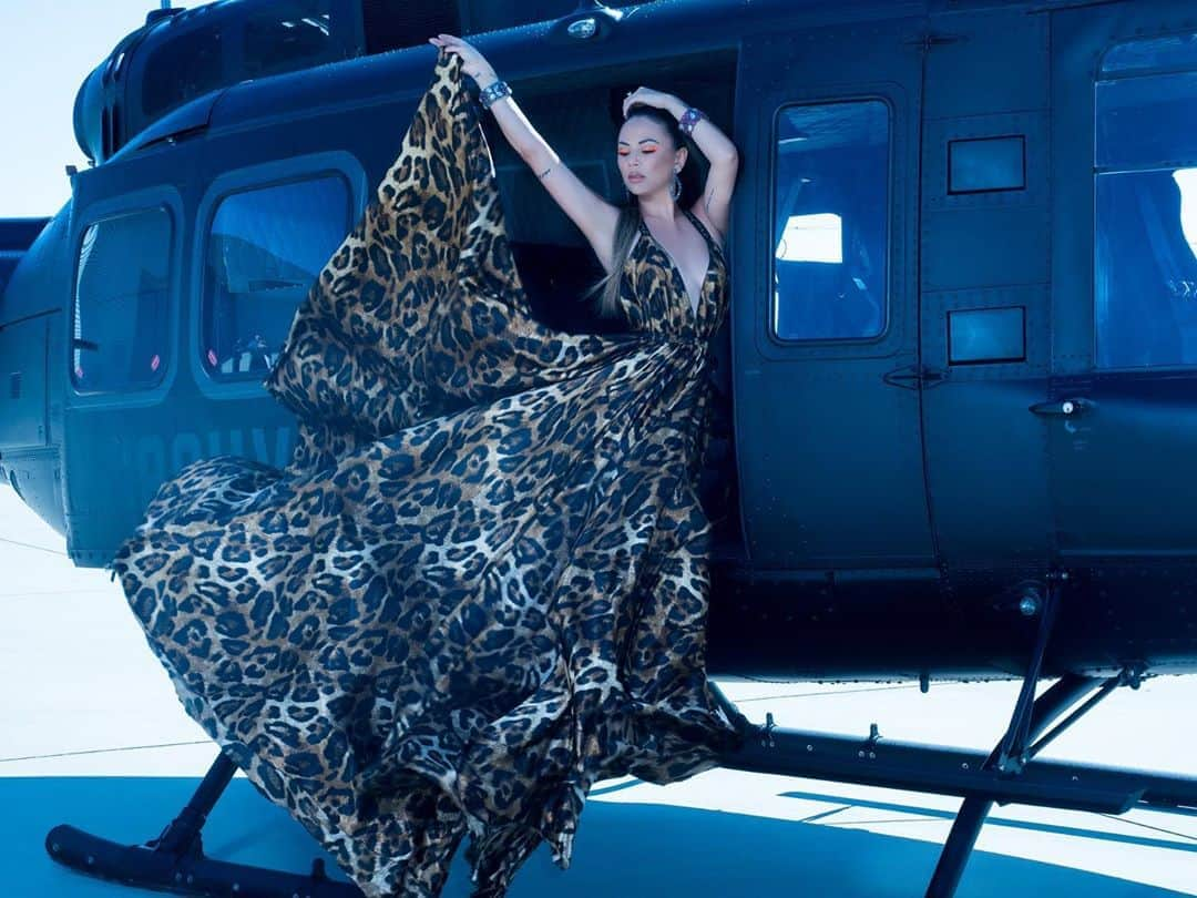 ジャネル・パリッシュさんのインスタグラム写真 - (ジャネル・パリッシュInstagram)「I can totally fly this helicopter in this dress, what do you mean? 🙃 @vulkanmag」10月21日 3時51分 - janelparrish