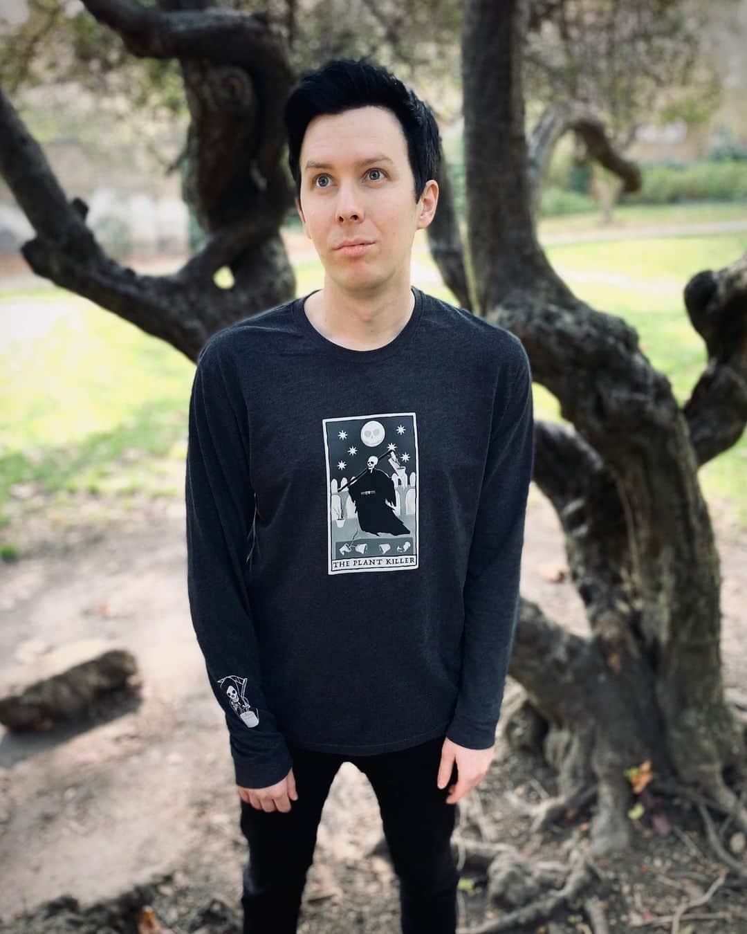 フィル・レスターのインスタグラム：「I’ve made some spooky Autumn merch! 👻🍂🕯🔮 ft. Tarot long sleeve, scented candle, plant killer sweater and a pumpkin spiced hot chocolate!   Get cosy over at amazingphilshop.com // USA us.amazingphilshop.com」