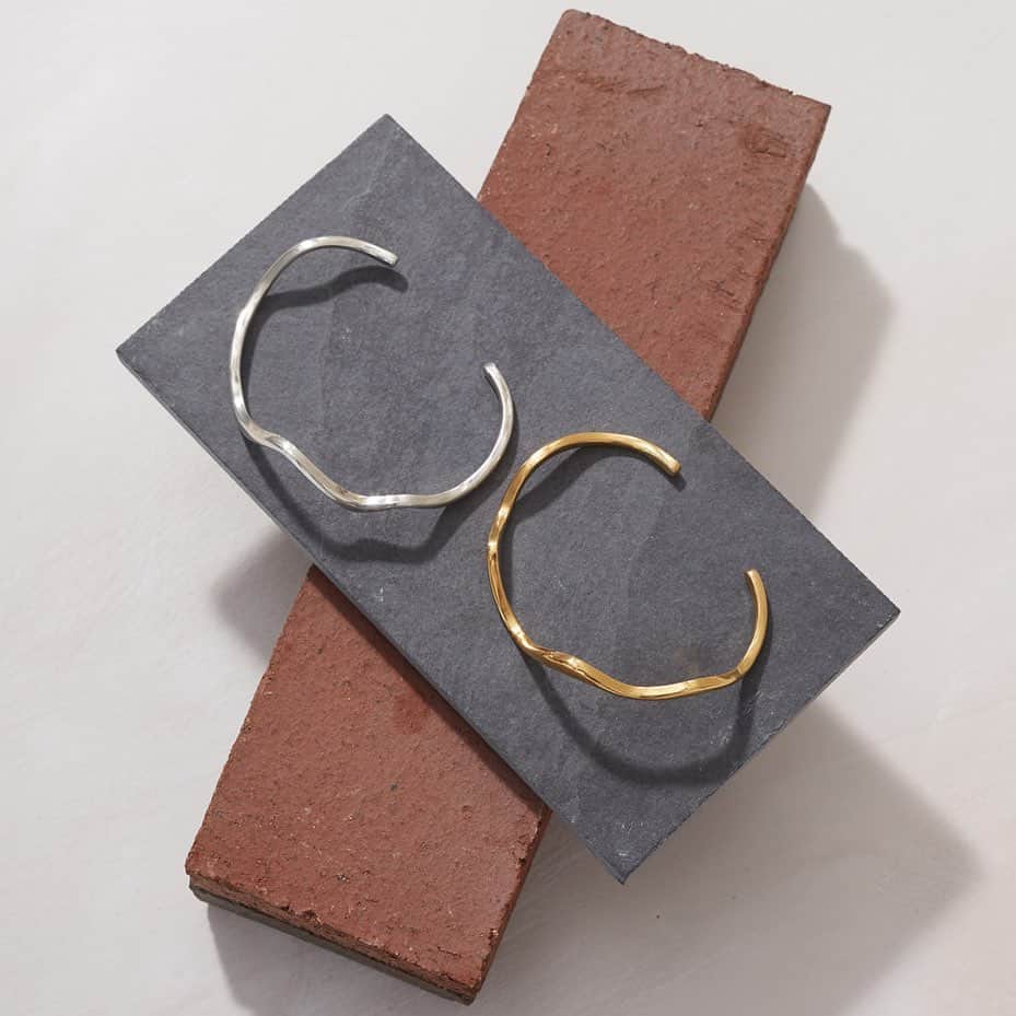 チャンルーのインスタグラム：「Wearing these on repeat 💫New Abstract Infinity Cuffs are what minimalist dreams are made of.」