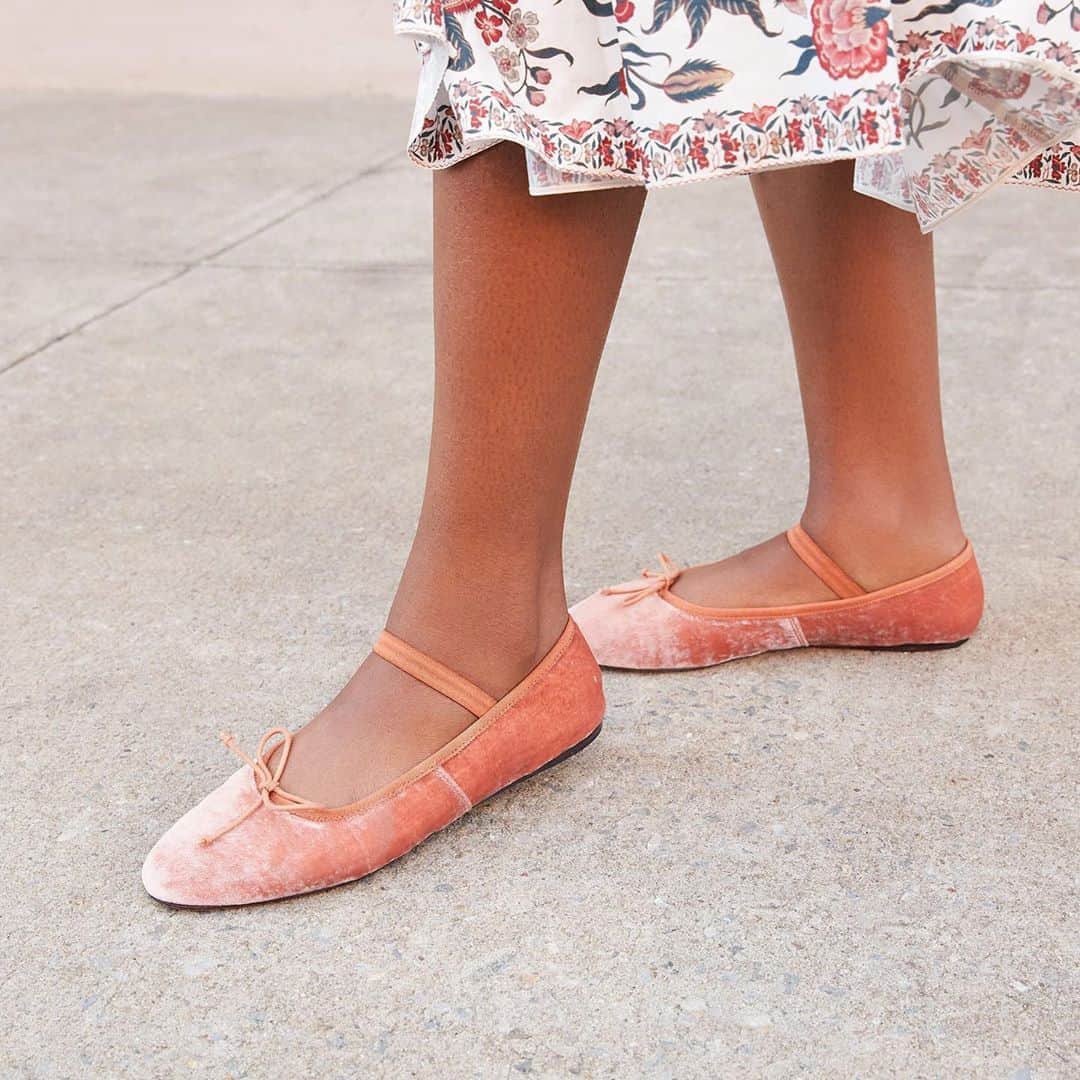レフラーランドールのインスタグラム：「Special launch news today! Our favorite ballet flat, Leonie, is new in salmon pink velvet, exclusively available now on our site 💕 Stay tuned for more exclusive pieces later this week.」