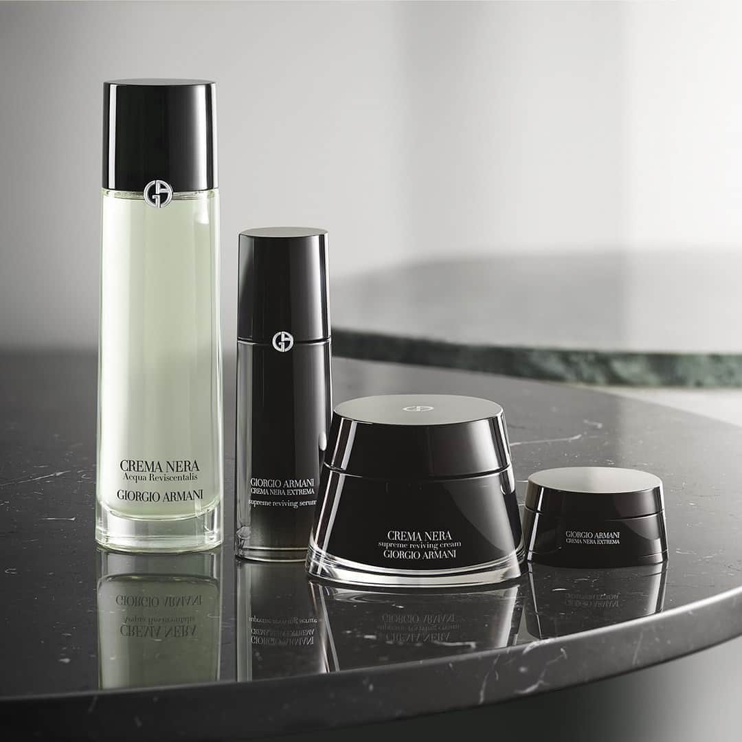 Armani Beautyさんのインスタグラム写真 - (Armani BeautyInstagram)「As the days get colder, nourish your skin with the deeply rejuvenating CREMA NERA collection for a refreshed and revived complexion.  #Armanibeauty #CremaNera #skincare」10月21日 3時59分 - armanibeauty