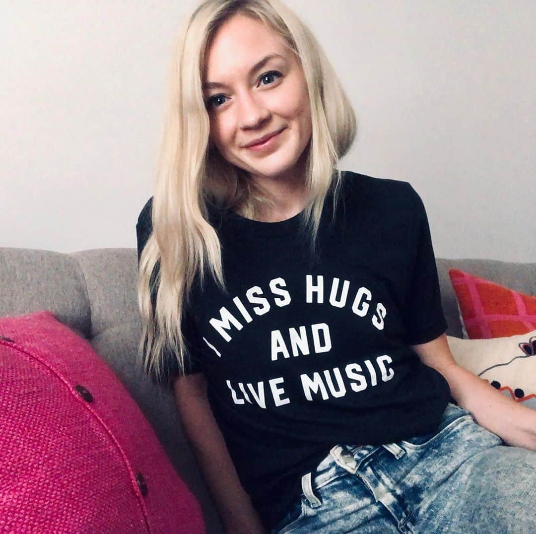 エミリー・キニーさんのインスタグラム写真 - (エミリー・キニーInstagram)「The two things I miss the most from pre-Covid life!! what about you guys? Got this sweet tee from @muscornernash and you can get yours from the link in my stories!! By buying it you’ll be supporting live music’s return! ☺️💫❤️🎸」10月21日 4時12分 - emmykinney