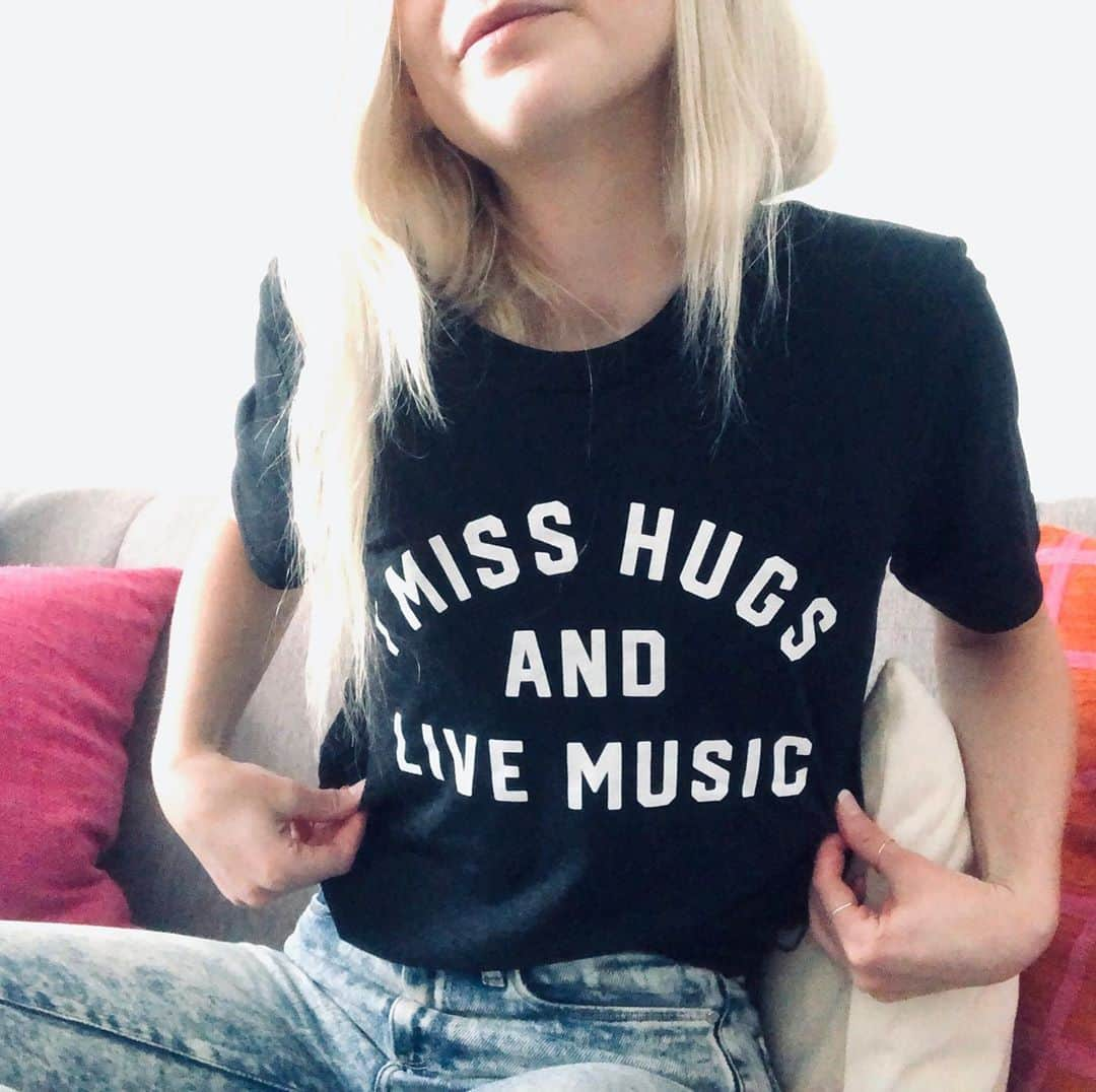 エミリー・キニーさんのインスタグラム写真 - (エミリー・キニーInstagram)「The two things I miss the most from pre-Covid life!! what about you guys? Got this sweet tee from @muscornernash and you can get yours from the link in my stories!! By buying it you’ll be supporting live music’s return! ☺️💫❤️🎸」10月21日 4時12分 - emmykinney