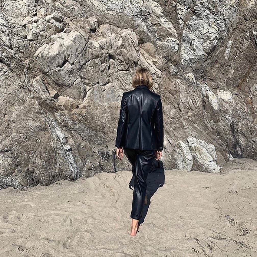 ハイディメリックのインスタグラム：「A leather staple piece is this season’s little black dress. Hit the link in our bio to shop the leather edit. 🖤」