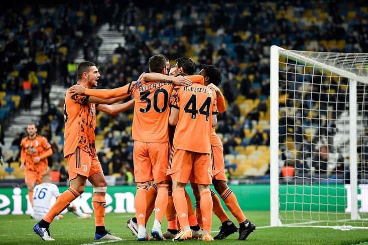 ロドリゴ・ベンタンクールのインスタグラム：「Vittoria importante a Kiev. Abbiamo iniziato la #UCL nel modo migliore 🏳️🏴 #DynamoJuve #FinoAllaFine #ForzaJuve   Importante victoria en Kiev. Empezamos la #UCL de la mejor manera 🏳️🏴 #DynamoJuve #FinoAllaFine #ForzaJuve」