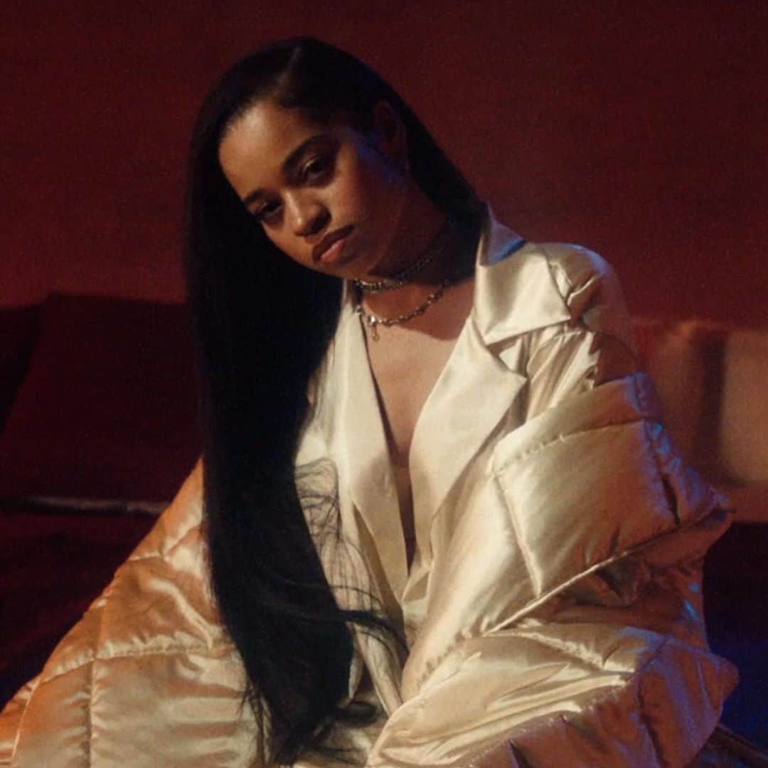 のインスタグラム：「@ellamai told @variety that "Not Another Love Song" shows a "more mature" side of herself. We're totally here for that, and the new single's dreamy visuals. 😍 Watch now! ⠀⠀⠀⠀⠀⠀⠀⠀⠀ ▶️[Link in bio] #EllaMai」