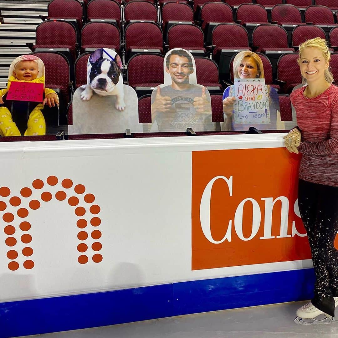 アレクサ・シメカのインスタグラム：「The family is front row! Say hi to my beautiful niece, Lucille (far left), Brandon’s dog, Chowder, my sexy husband, Christopher, and finally my number one fan, MY MOMMA! @usfigureskating @teamtoddandjenni @teamusa #SkateAmerica」
