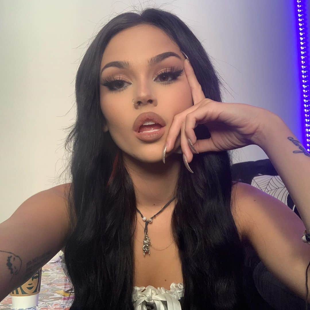 マギー・リンデマンのインスタグラム：「should i release more songs before i drop the ep or what’s up」
