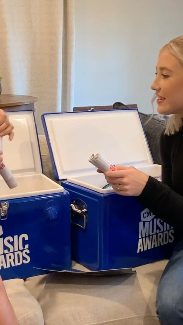 Maddie & Taeのインスタグラム：「We teamed up with @CMT to unbox the #CMTawards Watch Party Kit! Make sure you tune in to cheer us on, Wednesday at 8/7c on CMT.」