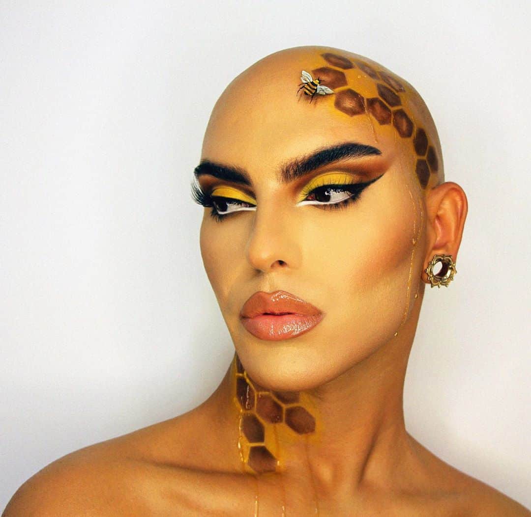 A riel D iazのインスタグラム：「Hey honey! 🐝  This halloween, I partnered with @JackDaniels_US to present their #JackSpirit challenge. Here, I chose the Jack Tennessee Honey flavor to showcase this beehive look. Tag a friend who would love to show their Jack Spirit this Halloween. First, pick your favorite Jack flavor, then show us your looks for a chance to win $500 & a “Jack Party Pack"!   For official rules and to enter, head to the link in my bio and visit www.jackspirit.com Must be 21+ to enter. No purchase necessary. Void where prohibited. Looking forward to seeing what you come up with! 🍯  #AD #21+ #DrinkResponsibly #jackspirit」