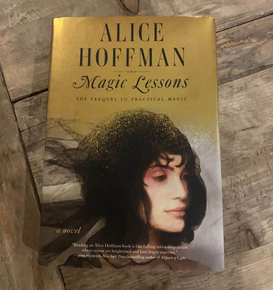 ベス・ベアーズのインスタグラム：「#FallBookClub just started this book and cannot even tell you how obsessed I am. Shall we #harmonicsliterarysociety📚 it and have y'all read it along with me? Thanks @hilarieburton for turning me on to this amazing read. #magiclessons @ahoffmanwriter 🍃🌿🎃🍁🍂🍂」