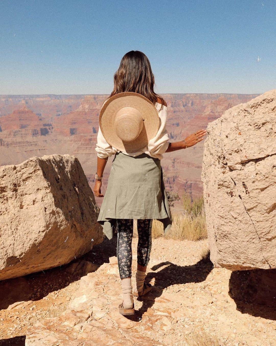 ジュリー・サリニャーナのインスタグラム：「GRAND CANYON 😍 • wearing @fpmovement from @revolve #campREVOLVE」