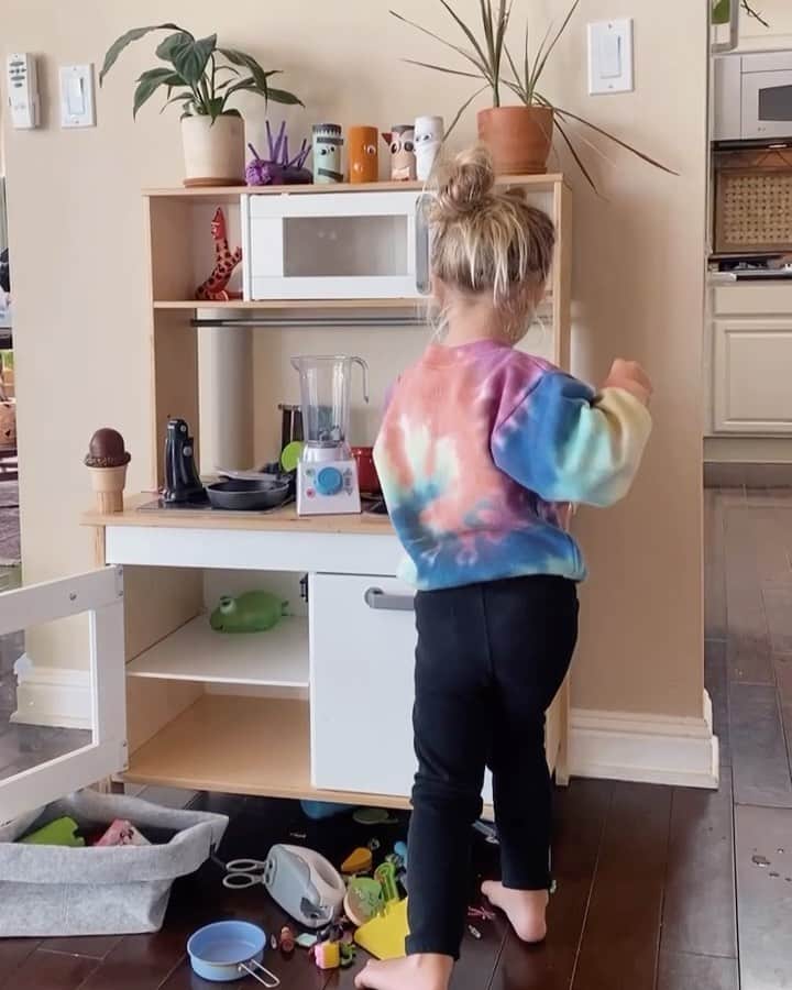 ストーミ・ヘンレイのインスタグラム：「Grav cleaning her kitchen is today’s vibe 💃🏼」