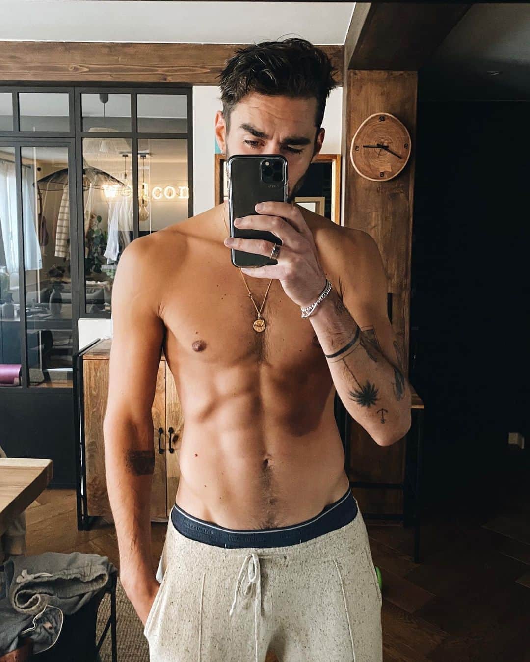 NICOLAS SIMOESのインスタグラム：「Everyone in. Curfew 🔥」