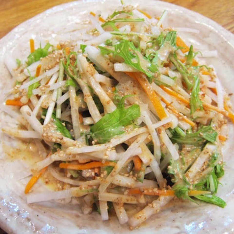 のインスタグラム：「FM NACK5今日のラッキーフード占い！ 美容運をUPさせてくれるのは、根菜。  大根サラダを食べよう。季節は秋。そろそろ大根のような白い肌、美白を目指して。大根を見ていると美意識が高まっていきそう。 #美味しい物を食べて運気UP  #ラッキーランチ　#ラッキーフード　#fmnack5　#スマイルサミット　#mahiroutsukita #宇月田麻裕　#開運食べ物 #パワーフード　  #開運フード     FM NACK5 「Smile SUMMIT」　　美味しい物を食べて運気UP!　開運研究家　ウツキタマヒロの「Lucky Lunch」  月曜～木曜　11時ころオンエアー￼  陰陽五行(ｲﾝﾖｳｺﾞｷﾞｮｳ)による今日のあなたのラッキーフードは？  ランチで食べられなかったあなたは、ディナーでもOK！  (アレルギーの人は食べたらだめよ(^-^;)  よかったら、聴いてみてくださいね💛📻」