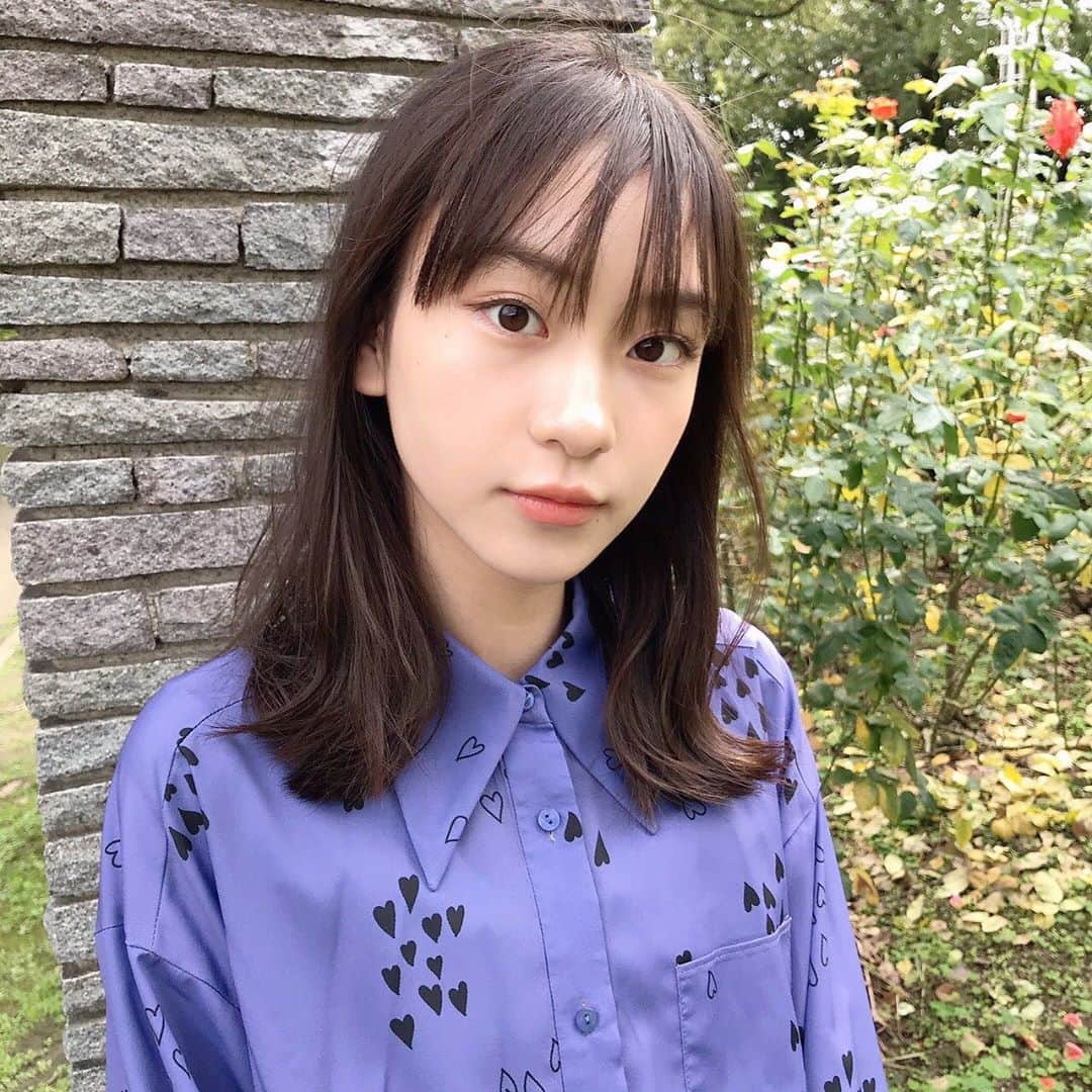 のインスタグラム：「こんばんは~🌝🌚 また今日と明日で間違い探し投稿します💧 明日はどこかが違いますよ~🍄 ・ ・ ・ 今日の朝はとっても寒かったですね☺︎ ・ 布団から出たくなくて気がついたら二度寝をしてしまい、お父さんが起こしに来てくれました…笑 ・ #ニコラ#太田雫 #こんばんは#間違い探し#明日#朝#寒い#布団#二度寝#最近は朝が辛い」