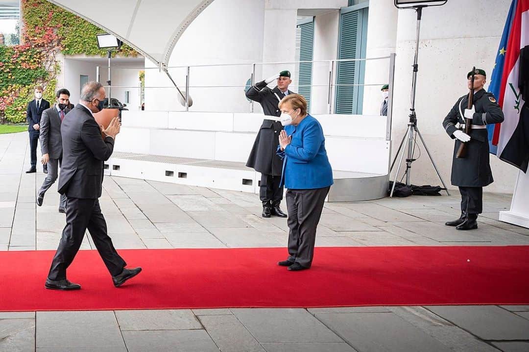 アンゲラ・メルケルさんのインスタグラム写真 - (アンゲラ・メルケルInstagram)「Antrittsbesuch im Kanzleramt – heute vom irakischen Premierminister, Mustafa Al-Kadhimi, und coronabedingt leider ohne militärische Ehren. Kanzlerin Merkel hieß den im Mai neu gewählten Premierminister herzlich willkommen: „Ich möchte deutlich machen, dass Deutschland eng an der Seite des Iraks steht. Wir wollen unterstützend sein, wenn es um einen Weg der Stabilität, der Sicherheit und des ökonomischen Wachstums geht.“ --- Inaugural visit to the Chancellery – today from the Iraqi prime Minister, Mustafa Al-Kadhimi, and unfortunately due to the coronavirus without military honors. Chancellor Merkel warmly welcomed the prime minister who was newly elected in May: I want to make it clear that Germany is closely on the side of Iraq. We want to provide support when it comes to a path towards stability, security and economic growth – the Chancellor said. . . . #Kanzlerin #Bundeskanzlerin #Bundeskanzleramt #Merkel #Irak @iraqi.pmomedia」10月20日 19時46分 - bundeskanzlerin