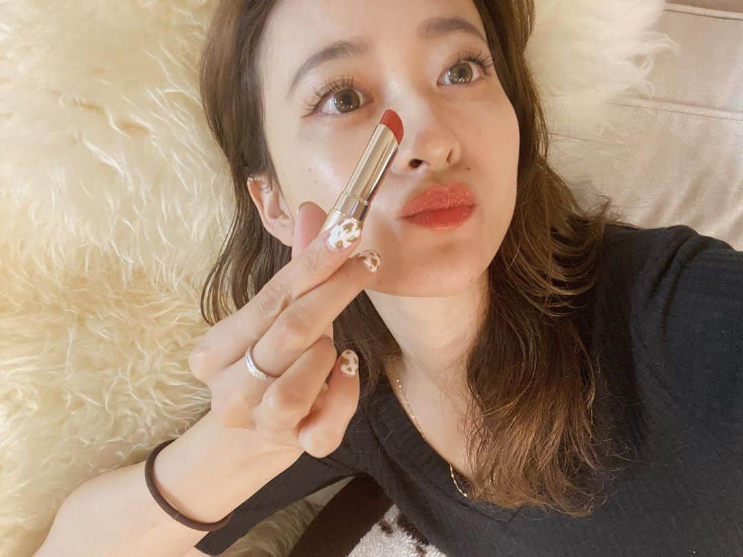難波礼華のインスタグラム：「@opera_cosmetics  リップティント新色テラコッタ🤎 オレンジブラウンの色味大好きだから嬉しい🍊🤎 10/28から販売開始だよ☺️ 前回即完売だったからみんないっそげ〜✌️✨ #オペラリップティント#オペラ秋色テラコッタ #リップティント#PR#ティントリップ ヘアゴムは安定に取るの忘れて撮ってしまう☺️」