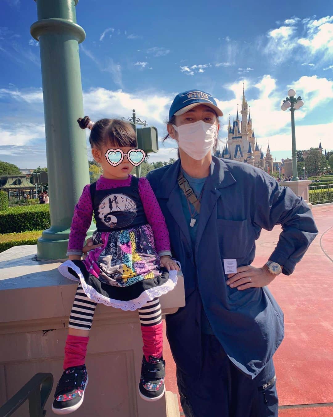 PINKYのインスタグラム：「娘3歳初ディズニー👧🏻🏰🌈💖  服装や乗ったアトラクションのことなど、ご質問が多かったのでブログに書きました📝  ・・・  #love #happy #family #babygirl #3歳 #初ディズニー #mamalife #familytrip #TokyoDisneyland #東京ディズニーランド #行楽の秋🍁」