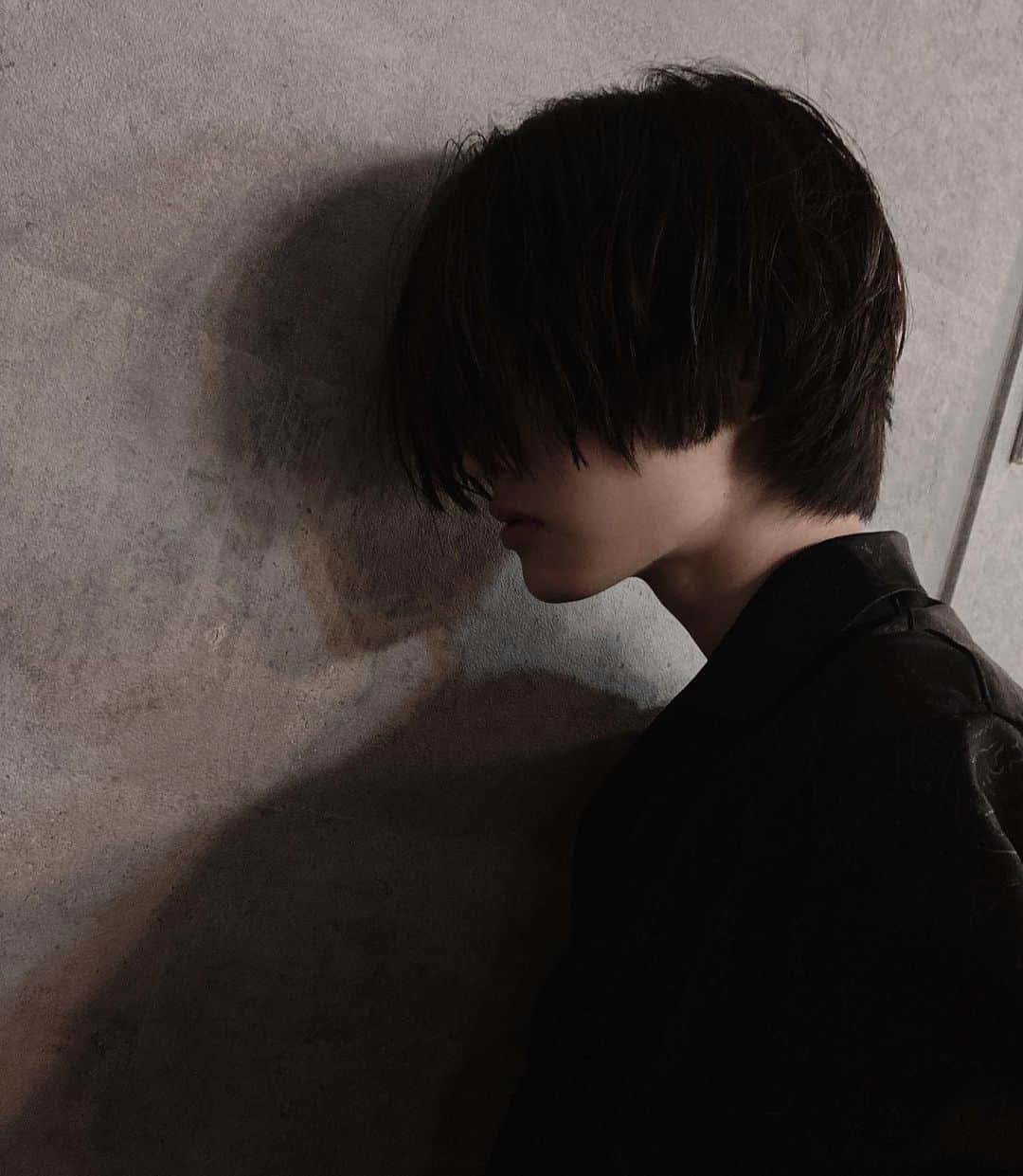 齋藤正太さんのインスタグラム写真 - (齋藤正太Instagram)「korean hair style  cut @shuta_muramatsu   2枚目は 韓国の自撮りに よくある笑い方、  1or2or3--？？？  アウターは @adrer_official   ルーズシルエット×ペイズリー  thank you for your comments  Im glad if you share!  #メンズファッション #イケメン #美容師  #メンズヘア #美容院#美容室#パーマ#スパイラルパーマ#ハイトーンカラー#ブリーチ#マッシュ#ウルフ#マッシュウルフ#コンマヘア#センターパート#メンズセット#ulzzang#髪型#メンズパーマ #アニメ好きな人と繋がりたい#メンズファッション #お洒落さんと繋がりたい #韓国ヘア#ツイストパーマ #ツイストスパイラル#刈り上げマッシュ #アップバング #ツーブロック #ウルフカット」10月20日 19時51分 - signal8756