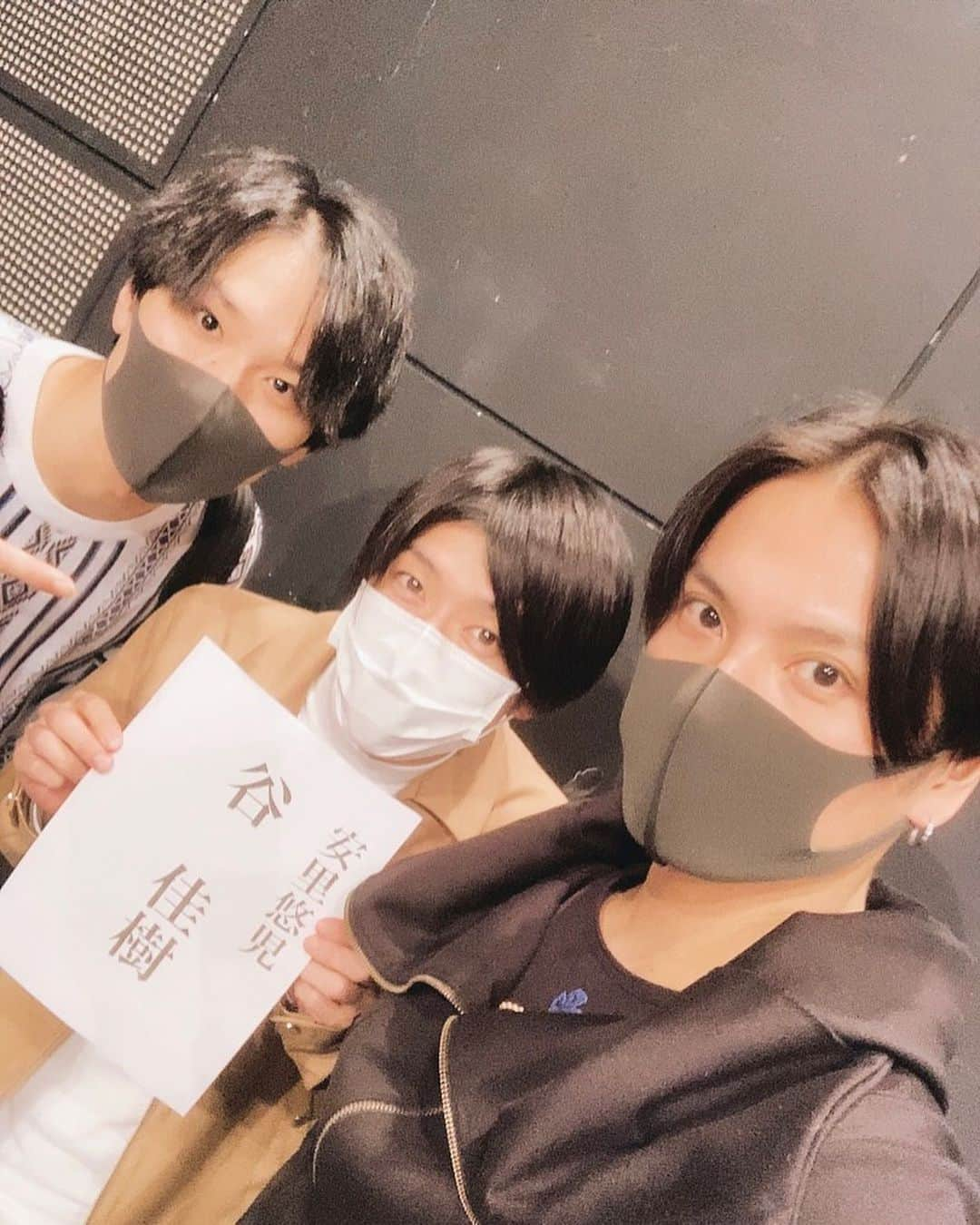 友常勇気さんのインスタグラム写真 - (友常勇気Instagram)「I'm done for today! Finally start(๑•̀ ₃ •́๑)‼ #友常勇気  #いよいよ #稽古スタート #ハンズアップ #谷佳樹 #白柏寿大  とパシャリ✨✨ #2枚目の写真  #躍動感出してみた ↑ ただブレただけ。笑笑」10月20日 19時51分 - yuki_tomotsune