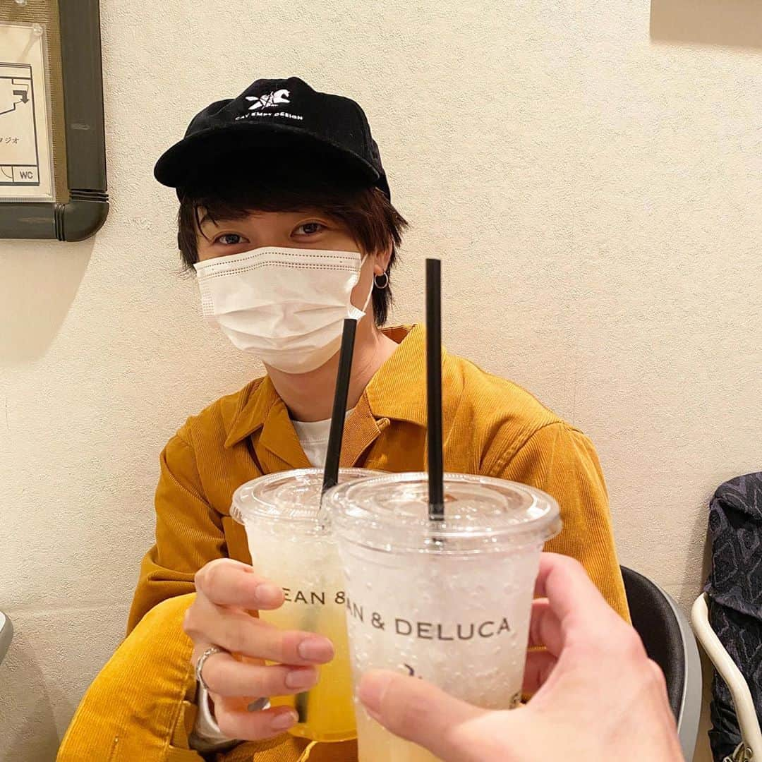 西村真二さんのインスタグラム写真 - (西村真二Instagram)「* #今週の柊生 #お洒落な炭酸で乾杯 #柊生はピュアジンジャー #俺はトリプルシトラスを注文 #しかし受け取りをミスって今逆飲んでる #このあと20時からthe魂  #DISH #橘柊生  #ラフレクラン #西村真二」10月20日 19時53分 - shinji_nishimura0630